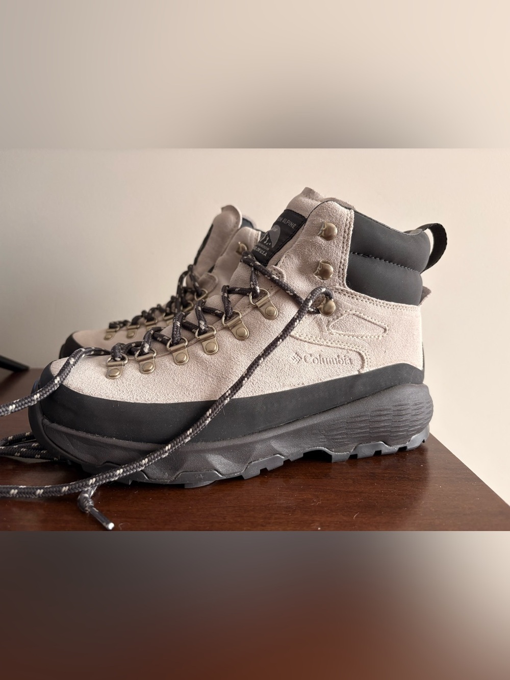 Columbia Winter White Suede Hiking Boots